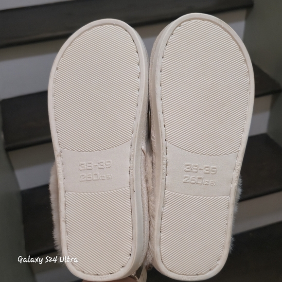 Cozy Cream Fur-Lined Women's Slippers - Picture 4 of 4
